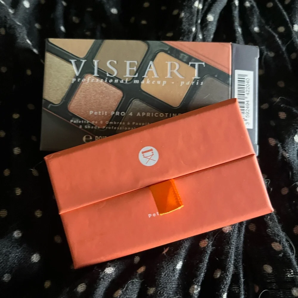 Viseart Apricotine eyeshadow palette with box. Perfect for autumn.